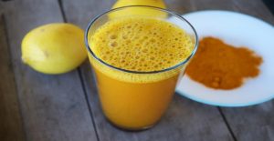Santé : voici pourquoi il faut boire du jus de citron au curcuma