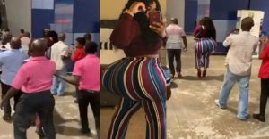 Ghana: une femme avec un énorme postérieur crée le buzz à l’aéroport