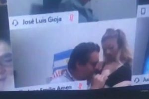 Argentine: un député embrasse le sein de sa femme en pleine session en visioconférence
